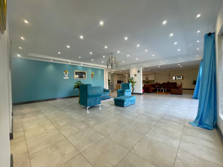 5 Bedroom Property for Sale in Pelican Heights Western Cape
